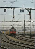 Die SBB Re 420 178-6 hat mit ihrem Postzug auf Gleis 3 im Rangierbahnhof von Biel Freie Fahrt erhalten.