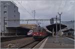 Die SBB Re 4/4 II 11197 (und 11194) mit ihrem Dispozug beim Halt in Vevey.