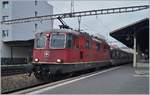 Die Re 4/4 II 11197 wartet in Vevey mit ihrem Dispozug (und der Re 4/4 II 11194 am Zugschluss) als IR90 1725 auf die Ausfahrt.