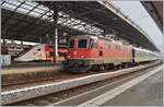Die Re 4/4 II 11194 wartet in Vevey mit ihrem Dispozug (und der Re 4/4 II 11197 am Zugschluss) auf die Ausfahrt in Richtung Genève.