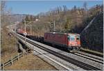 Die SBB Re 420 238-8 ist mit einem kurzen Güterzug in Richtung Palézieux zwischen Bossières und Grandvaux unterwegs.