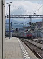 Eine SBB  Re 10/10  bzw. die Re 4/4 II 11344 (Re 420 344-4) und Re 6/6 11612 (Re 620 012-5)  Regensdorf  erreichen mit einem Güterzug den Bahnhof von Spiez.

8. Aug. 2024