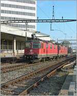 Die zwei SBB Re 4/4 II 11327 und 324 (RE 420 327-9 und 420 324-6) verlassen Lausanne in Richtung Wallis.