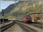 Die SBB Re 460 097-9 erreicht mit einem IR Brig.