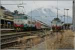 Lokwechsel in Domodossola: Die FS 656 091 wird die SBB Re 460 im Gleichstromteil des Bahnhofs von Domodossoal rangieren und in den Wechelstromteil des Bahnhofes  abstossen.