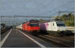 Die SBB Re 460 (bewegunsunscharf) überholt mir hoher Geschwindigkeit die BLS Re 465.