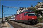 Die  SBB Re 460 027-6 mit einem IR bei St-Saphorin.