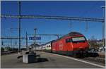 Die SBB Re 460 009-4 wartet in Thun auf die Abfahrt Richtung Bern.