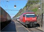 Die SBB Re 460 067-2 mit einem IC nach Birg bei der Durchfahrt in Hohtenn.