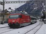 Die SBB Re 460 016 mit einem IR in St-Maurice.