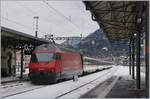 Die SBB Re 460 017-7 schiebt in St-Maurice ihren IR Richtung Brig aus dem Bahnhof.