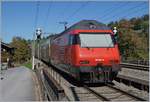 Die SBB Re 460 064-9 mit einem IC von Brig nach Romanshorn bei der Durchfahrt in Mülenen.