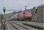 Die SBB Re 460 006-0 mit eine IC nach Brig bei der Durchfahrt in Mülenen.