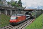 Eine SBB RE 460 schiebt bei Villeneuve ihren IR Richtung Brig.