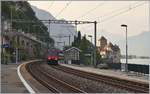 Eine SBB Re 460 mit ihrem IR90 auf dem Weg nach Genève Aéroport bei Veytaux Chillon, im Hintergrund ist das Schluss Chillon zu sehen.