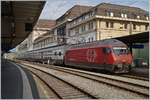 Die SBB Re 460 004-5 wartet mit dem IR 15 von Genève Aéroport nach Luzern in Lausanne auf die Abfahrt.