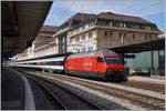 Am Bahnsteig 1 in Lausanne wartet ein IR 15 auf die Abfahrt nach Luzern.