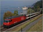 Die SBB Re 460 008-6 mit eiem IR beim Château de Chillon.