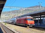 Da dieser IR in Vevey wendet, liegen bei der SBB Re 460 103-5 beide Stromabnehmer an der Fahrleitung.
11.April 2025