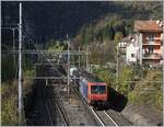 Die SBB Re 474 004 und eine weitere Lok dieses Typs verlassen Varzo mit einem Güterzug in Richtung Domodossola. 27. Oktober 2017