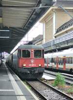 Die SBB Re 6/6 11607  (Re 620 007-5)  Uster  fährt mit dem  Spaghetti -Zug von Perrigny nach Torino Orbassano durch den Bahnhof von Lausanne.