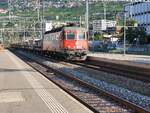 Die SBB Re 6/6 11614 fährt mit einem Güterzug durch Vevey.
29. August 2024