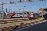 Während der SBB RABe 502  Twidexx  auf dem Weg von St. Gallen nach Genève-Aéroport kurz in Lausanne hält, verlässt die SBB Re 620 068-7 mit ihrem Güterzug in Richtung Wallis. 

22. Aug. 2024