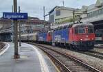 In Lausanne wartet ein Güterzug , der mit ZWEI SBB Re 6/6 bespannt ist, auf die Weiterfahrt in Richtung Brig; an der Spitze die SBB Re 6/6 11622 (Re 620 022-4)  Suhr  eingereiht, als zweite Lok ist die Re 6/6 11634 (Re 620 034-9)  Aarburg-Oftringen  am Zug. 

22. Mai 2025