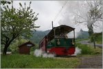 Eher bescieden pfuppt das kleine Damploktram bei Cornaux vorbei.