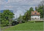 Gleich drei kleine Dampflok bemühen sich mit ihrem Museumszug nach Chamby in der Steigung bei Chaulin.