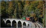 Die JS/BAM G 3/3 N° 6 mit ihrem bunten Dampfzug auf dem Baie de Clarens Viadukt auf der Fahrt nach Chaulin.