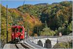 Der RhB ABe 4/4 35 folgt mit einem  Löschwagen  bei der anhaltend trockene Witterung dem vor wenigen Augenblicken vorbeigefahrenen Dampfzug Richtung Blonay.