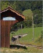 Cornaux, ein kleines, für die Region so typischen Haltestellen-Häuschen an der Museumsbahnstrecke der Blonay-Chambyx Bahn.