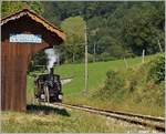 Der kleine Zug nun etwas näher: die Blonay-Chamby G 3/3 N°6 schleppt bei der Haltestelle Cornaux ihren Zug Richtung Chamby.