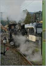 Nach der Ankunft in Blonay, hat die G 3/3 N° 6 ihren Zug in die Steigung zurückgeschoben, wo er nun Handbremsengesichert stehen bleibt, während die Dampflok auf ein freies Gleis dampft.