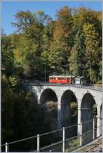 Der Blonay-Chamby ABe 4/4 35 ist mit einem Wasserwagen unterwegs, um bei Gefahr nach der Durchfahrt der Dampflok aufkommne Feuer zu löschen.