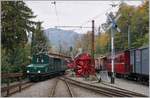 Die +GF+ Ge 4/4 75 (Baujahr 1913) erreicht mit ihrem Personenzug den Museumsbahnhof vom Chaulin.