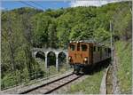 Die Blonay-Chamby Bernina Bahn Ge 4/4 81 auf dem Weg nach Chamby in der Schlucht der Baye de Clarnens.