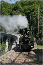 Die LEB G 3/3 N° 5 (Baujahr 1980) verlässt bei Vers Chez Rober den Baye de Clarens Viadukt.