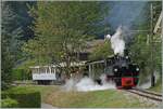 Kurz nach Blonay ist die G 2x 2/2 105 mit einem Reisezug auf dem Weg nach Chamby.