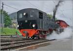 Kräftig dampfend verlässt die abgekuppelte SEG G 2x 2/2 105 der Blonay Chamby Bahn in Blonay ihren Zug, um ihn zu umfahren.