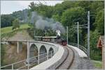 Die SEG G 2x 2/2 105 der Blonay Chamby Bahn überquert mit ihrem Dampfzug den neu restaurierten Baye de Clarens Viadukt bei Vers-Chez Robert.

8. Juni 2025