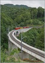 Das  Festival Suisse de la vapeur  (Schweizer Dampffestival 2025) begeistert zumindest mich auch immer wieder mit eklektisch betriebenen Zügen wie z.B. hier dem Bernina Bahn RhB ABe 4/4 I N° 35 mit dem Riviera Belle Epoque Zug von Chaulin nach Vevey, welcher den frisch sanierten Baye de Clarens Viadukt überquert.

8. Juni 2025