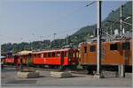 Während die RhB Bernina Bahn Ge 4/4 81 der Blonay-Chamby Bahn Blonay erreicht, wartet der Bernina Bahn ABe 4/4 35 der Blonay-Chanby Bahn mit einem Zug auf die Abfahrt nach Chaulin. 

9. Juni 2025