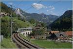 Ein BLS RABe 528  MIKA ist bei Garstatt auf dem Weg von Bern nach Zweisimmen und somit in gut einer Viertelstunde am Ziel seiner Fahrt.