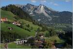 Mit der BLS Re 465 014 ist der GoldenPass Express bei Garstatt auf dem Weg nach Interlaken Ost. 

29. Sept. 2023