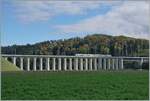 Sehr eindrücklich zeigt sich der 393 Meter lange Gümmenenviadukt über die Saane. Zwei BLS RABe 525  NINA  sind als S 5 15545 von Kerzers nach Bern unterwegs.

5. Oktober 2024