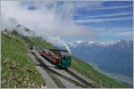 Auf dem Brienzer Rohthorn mischen sich Dampf und Rauch mischt sich mit den Wolken.