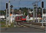 Der CJ GTW ABe 2/6 632 erreicht als Regionalzug R 36von La Chaux-de-Fonds nach Saignelégier  den vor wenigen Jahren umgestalteten Bahnhof von Le Noirmont.