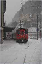 Ein MGB Regionalzug wartet in Göschenen auf die Rückfahrt nach Visp.